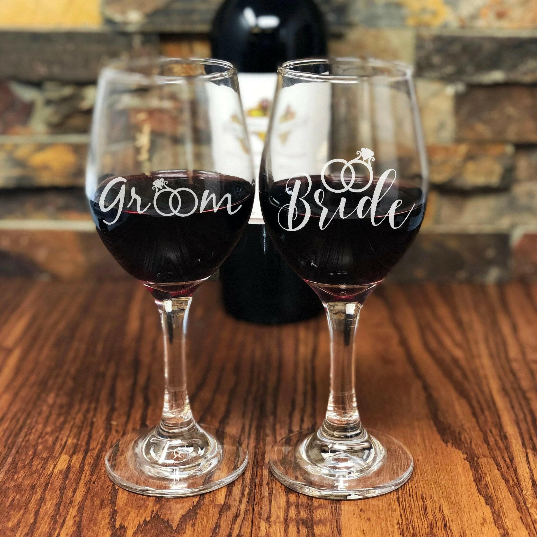 Set of 2 Monogrammed Personalized Wine Glasses.