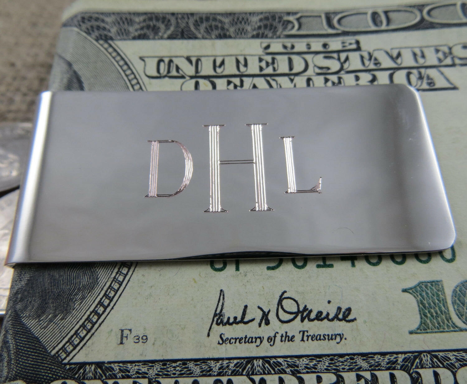 Silver toned Money Clip.